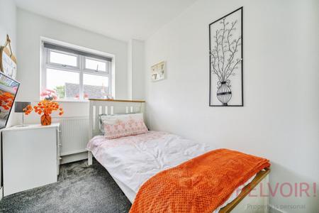 4 bedroom Semi-detached bungalow for sale in Thornleigh Avenue, Wakefield, WF2
