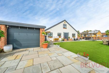 4 bedroom Semi-detached bungalow for sale in Thornleigh Avenue, Wakefield, WF2