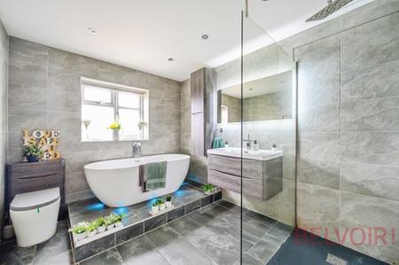 4 bedroom Semi-detached bungalow for sale in Thornleigh Avenue, Wakefield, WF2