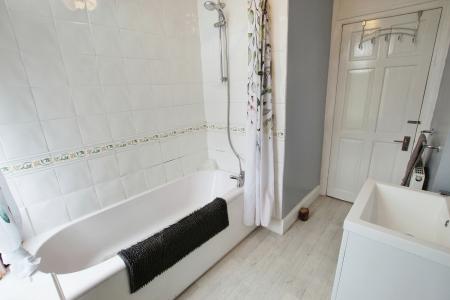 2 bedroom Terraced House to let in Syke Road, Tingley, WF3