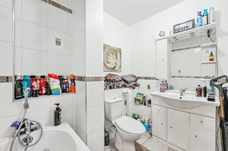 2 bedroom Flat for sale in Commercial Street, Morley, LS27