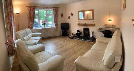 4 bedroom Detached house for sale in Bron Y Gamlas, Pontcysyllte