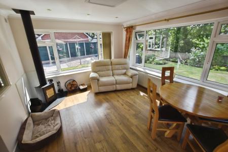 4 bedroom Detached house for sale in Bron Y Gamlas, Pontcysyllte