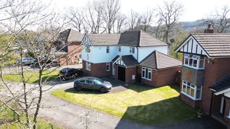 4 bedroom Detached house for sale in Bron Y Gamlas, Pontcysyllte