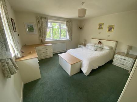 4 bedroom Detached house for sale in Bron Y Gamlas, Pontcysyllte