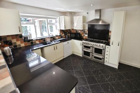 4 bedroom Detached house for sale in Bron Y Gamlas, Pontcysyllte