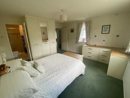 4 bedroom Detached house for sale in Bron Y Gamlas, Pontcysyllte