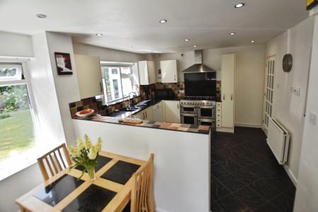 4 bedroom Detached house for sale in Bron Y Gamlas, Pontcysyllte
