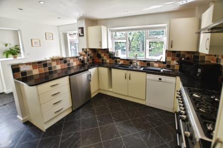4 bedroom Detached house for sale in Bron Y Gamlas, Pontcysyllte