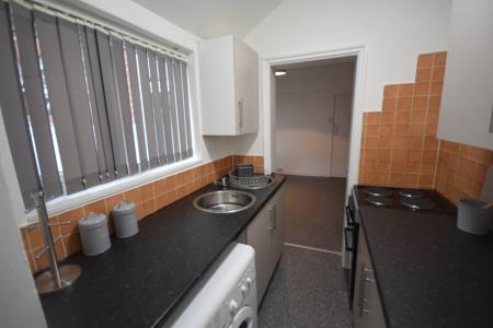 1 bedroom House share to let in Mold Road, Wrexham, LL11