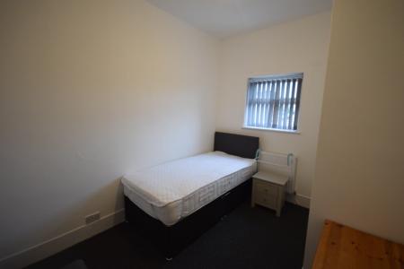 1 bedroom House share to let in Mold Road, Wrexham, LL11