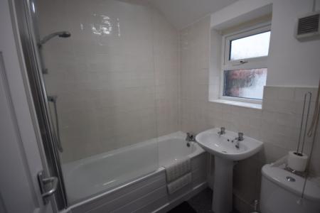 1 bedroom House share to let in Mold Road, Wrexham, LL11