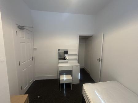 1 bedroom House share to let in Mold Road, Wrexham, LL11