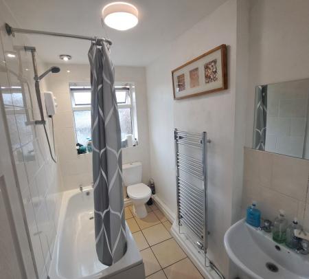 1 bedroom House share to let in Room 1, Court Road