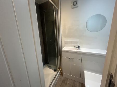 1 bedroom House share to let in Rhosddu Road, Wrexham, LL11