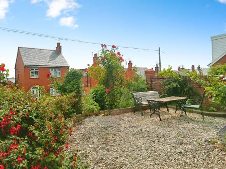 3 bedroom Link detached house to let in Oak Road, Ponciau, LL14