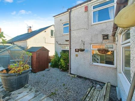 3 bedroom Link detached house to let in Oak Road, Ponciau, LL14