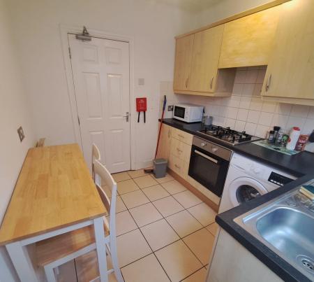 1 bedroom House share to let in Room 3, Court Road