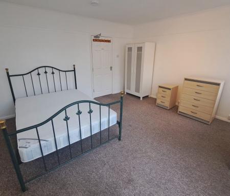 1 bedroom House share to let in Room 3, Court Road