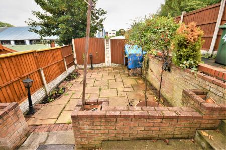 4 bedroom House share to let in Derby Road, Hightown, Wrexham, LL13