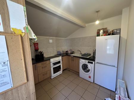 1 bedroom House share to let in New Road, Wrexham, LL11