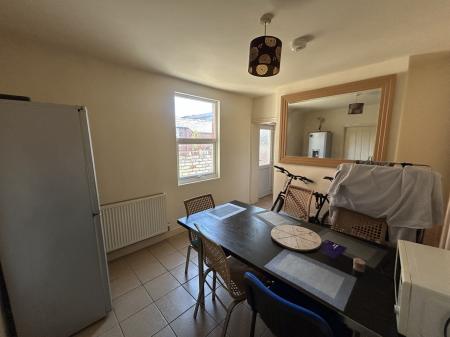 1 bedroom House share to let in New Road, Wrexham, LL11