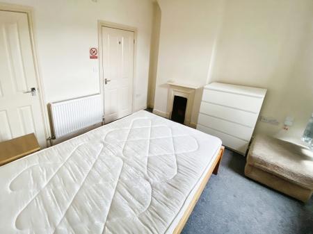 1 bedroom House share to let in New Road, Wrexham, LL11