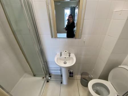 1 bedroom House share to let in New Road, Wrexham, LL11