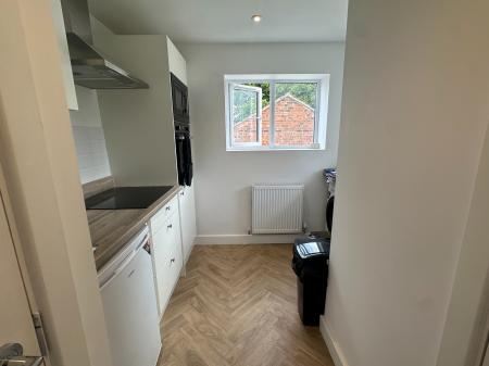 1 bedroom House share to let in Rhosddu Road, Rhosddu, LL11