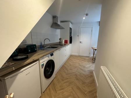 1 bedroom House share to let in Rhosddu Road, Rhosddu, LL11