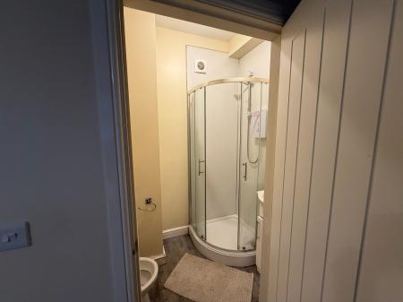 1 bedroom Flat to let in College Street, Wrexham, LL13