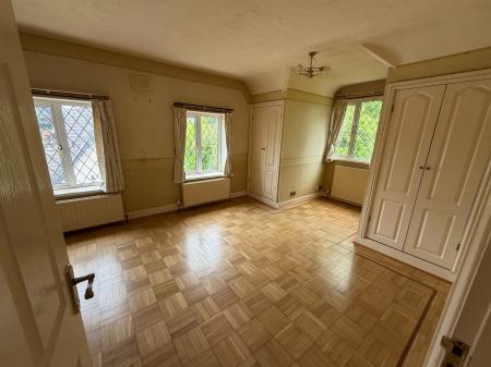 4 bedroom Detached house to let in Park Avenue, Wrexham, LL12
