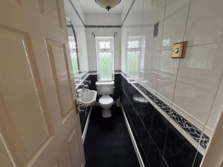 4 bedroom Detached house to let in Park Avenue, Wrexham, LL12