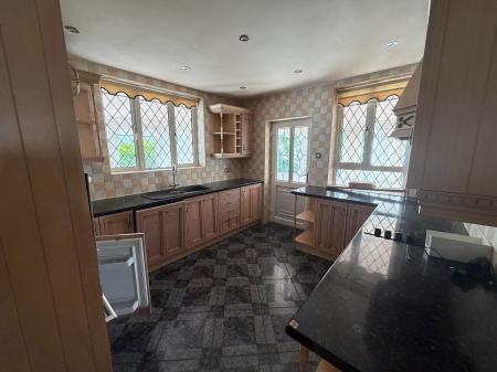 4 bedroom Detached house to let in Park Avenue, Wrexham, LL12