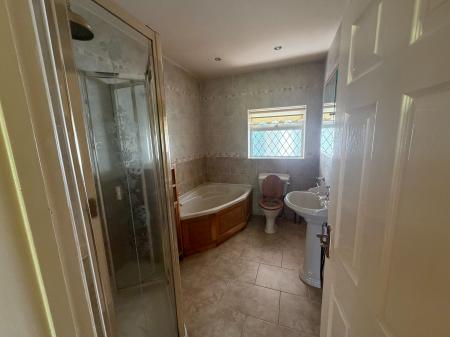 4 bedroom Detached house to let in Park Avenue, Wrexham, LL12