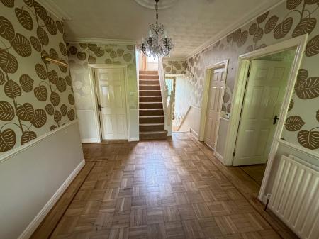 4 bedroom Detached house to let in Park Avenue, Wrexham, LL12
