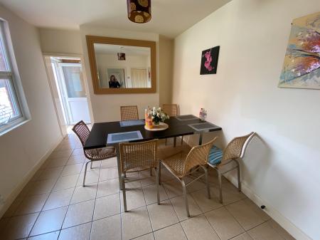 4 bedroom House share to let in New Road, Wrexham, LL11
