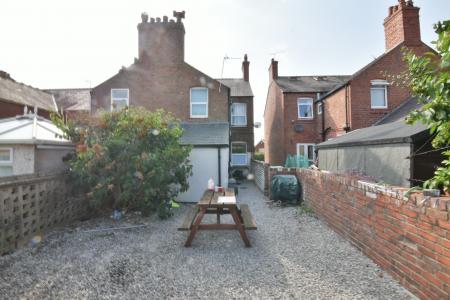 4 bedroom House share to let in New Road, Wrexham, LL11