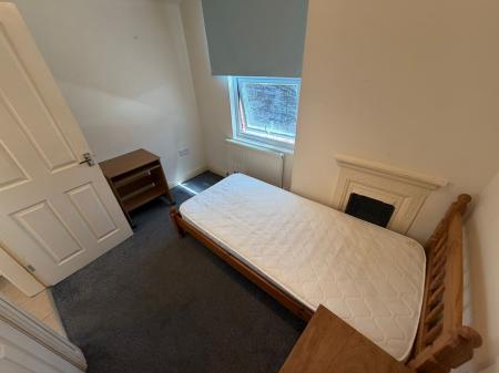 4 bedroom House share to let in New Road, Wrexham, LL11
