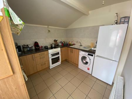 4 bedroom House share to let in New Road, Wrexham, LL11