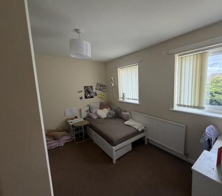 2 bedroom Flat to let in Heatherdale, Summerhill, LL11