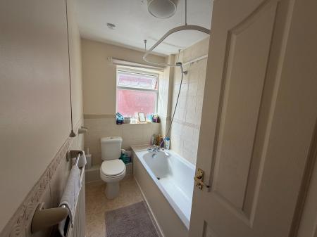 2 bedroom Flat to let in Heatherdale, Summerhill, LL11