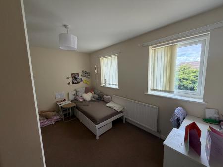 2 bedroom Flat to let in Heatherdale, Summerhill, LL11