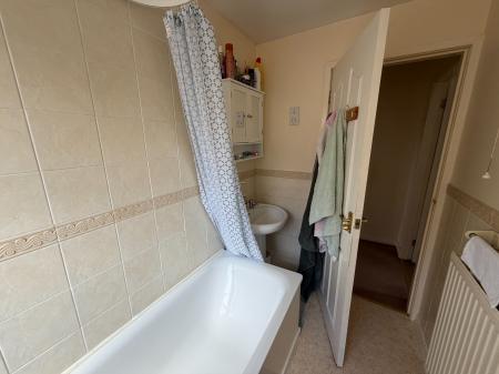 2 bedroom Flat to let in Heatherdale, Summerhill, LL11