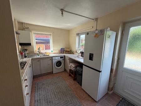 2 bedroom Flat to let in Heatherdale, Summerhill, LL11