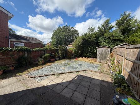 2 bedroom Flat to let in Heatherdale, Summerhill, LL11