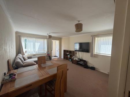 2 bedroom Flat to let in Heatherdale, Summerhill, LL11