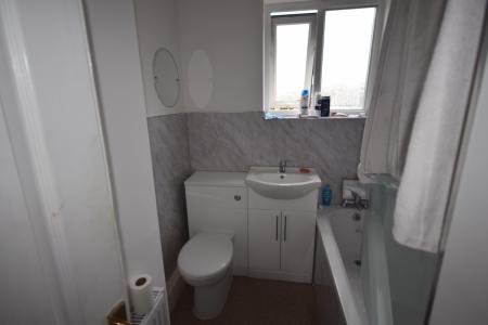 1 bedroom House share to let in Mold Road, Wrexham, LL11