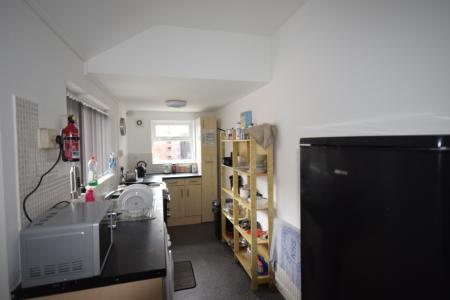 1 bedroom House share to let in Mold Road, Wrexham, LL11