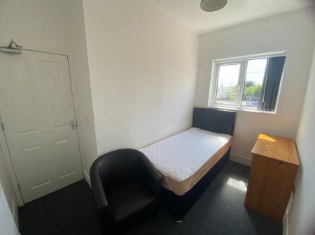 1 bedroom House share to let in Mold Road, Wrexham, LL11